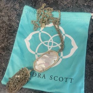 KENDRA SCOTT Rayne Pendant Necklace in Mother of Pearl